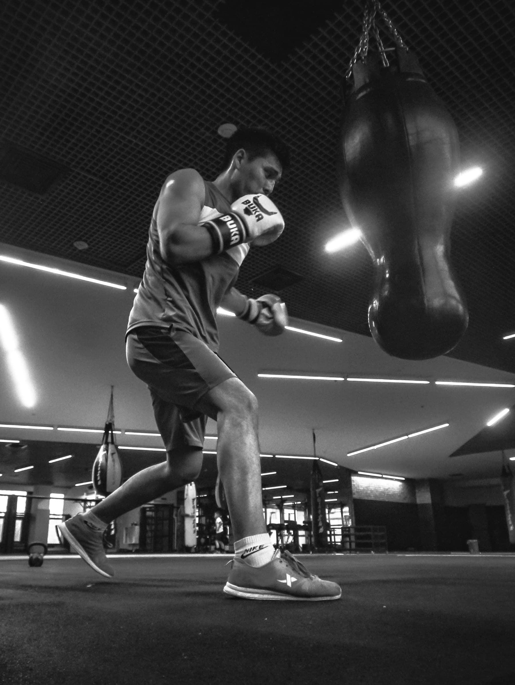 Atleta treinando boxe em uma academia