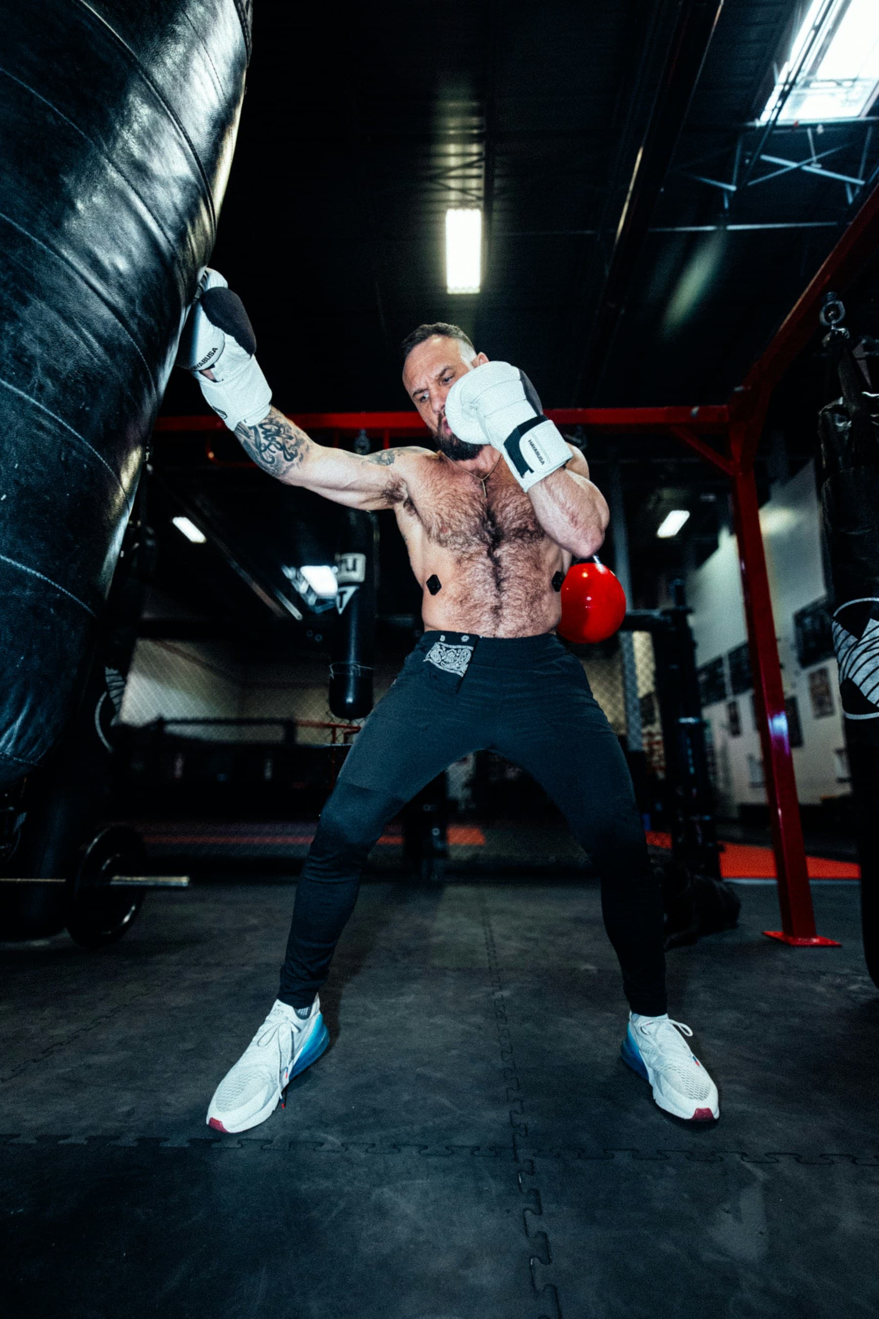 Boxeador treinando no saco